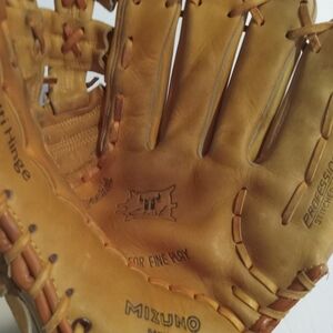 Vintage Mizuno MT500 RHT Tan Baseball Glove